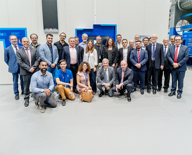 Pesquisadores brasileiros, parlamentares e a ministra Luciana Santos durante encontro no CERN