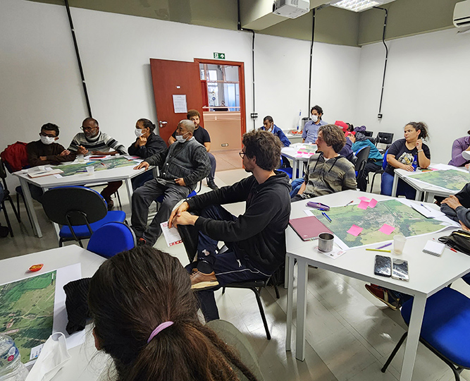 Nessa primeira visita ao IG, foi possível analisar os locais da área acampada mais favoráveis para a localização de caixas d’água e os métodos para que esta água chegue mais facilmente aos 33 núcleos de base Nessa primeira visita ao IG, foi possível analisar os locais da área acampada mais favoráveis para a localização de caixas d’água e os métodos para que esta água chegue mais facilmente aos 33 núcleos de base