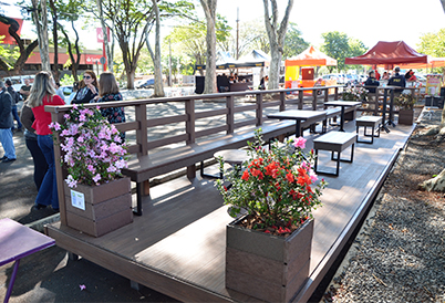 O parklet é um mobiliário urbano versátil anexo a uma calçada e que cria um ambiente semelhante ao de uma pequena praça