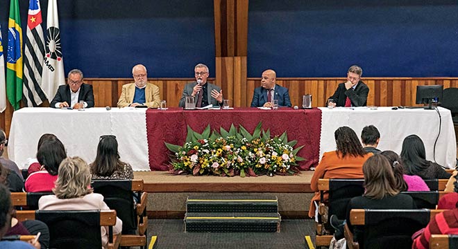 Mesa de abertura da IV edição do Seminário Nacional: A Política Pública de Educação Integral para uma Cidade Educadora Mesa de abertura da IV edição do Seminário Nacional: A Política Pública de Educação Integral para uma Cidade Educadora