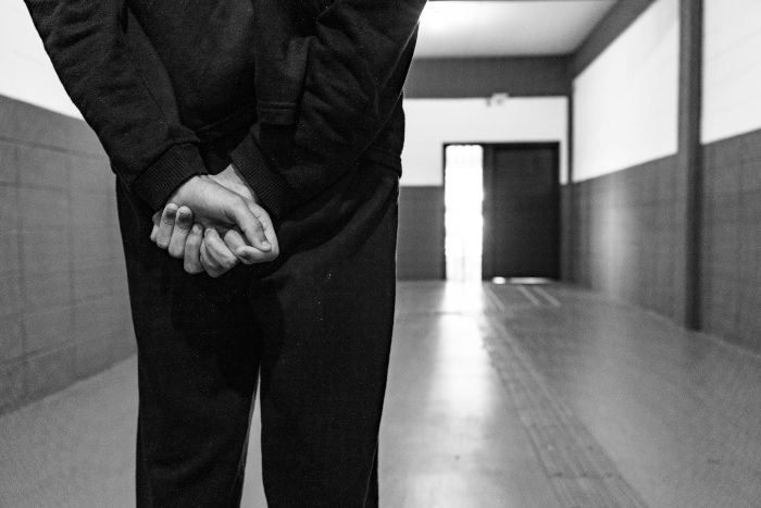 Corredor de Unidade da Fundação Casa, em Campinas audiodescrição: imagem em preto e branco