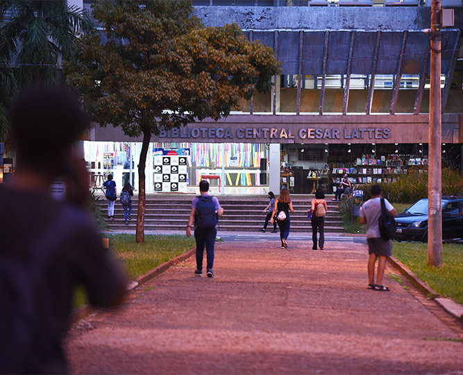 Vista noturna da fachada da Biblioteca Central Cesar Lattes; o ranking América Latina da Times Higher Education classificou 197 instituições de 15 países 