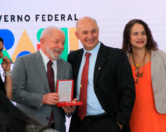 O professor Gonçalo Pereira ao receber a condecoração das mãos do presidente Luiz Inácio Lula da Silva e da ministra de Ciência, Tecnologia e Inovação, Luciana Santos (Foto: Divulgação MCTI)