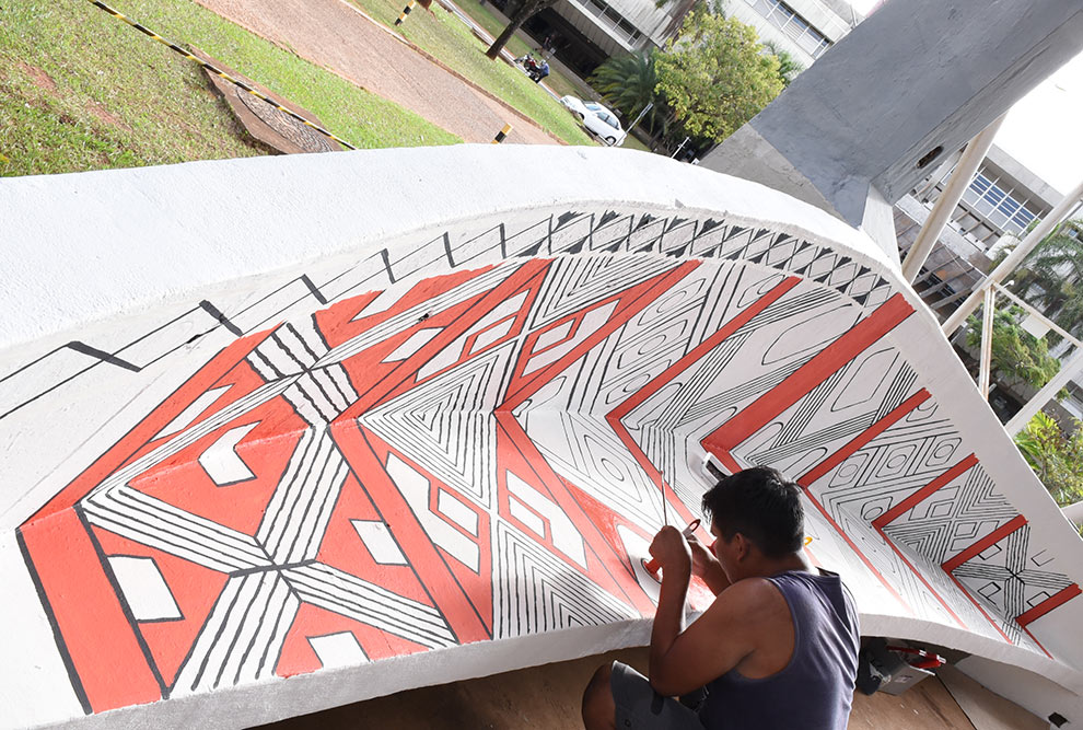 Pinturas mostram um pouco da cultura indígena de cada uma das regiões do Brasil e da região dos Andes, no Chile 