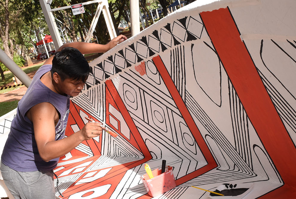 Pinturas mostram um pouco da cultura indígena de cada uma das regiões do Brasil e da região dos Andes, no Chile Pinturas mostram um pouco da cultura indígena de cada uma das regiões do Brasil e da região dos Andes, no Chile