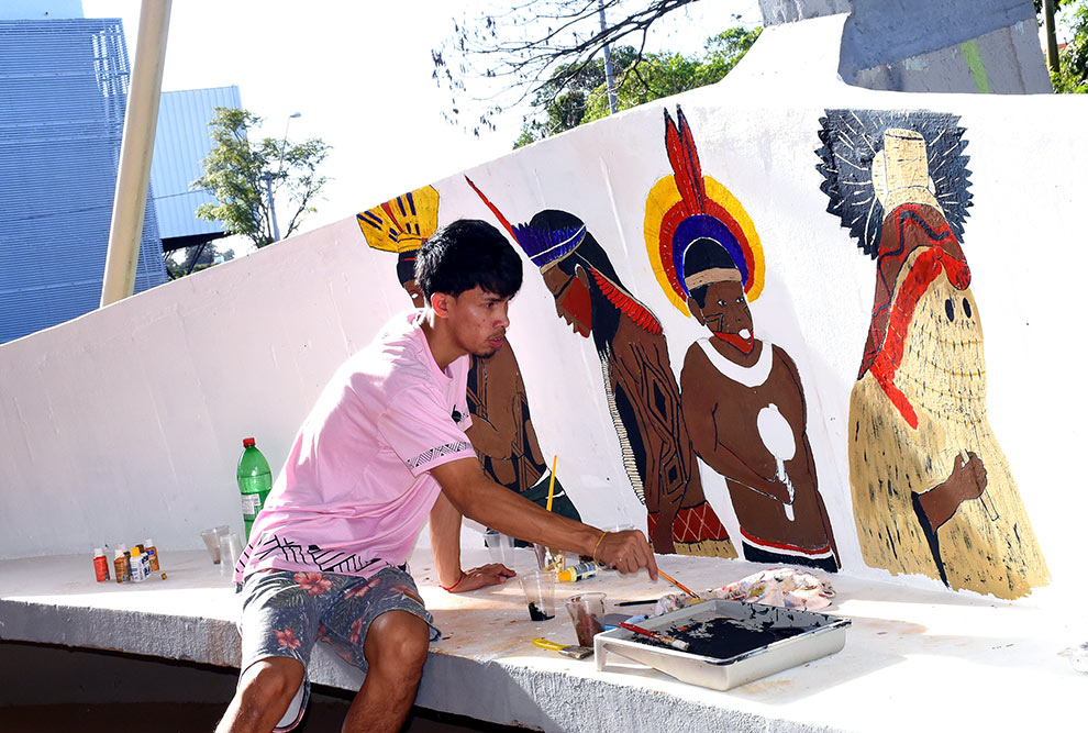 Pinturas mostram um pouco da cultura indígena de cada uma das regiões do Brasil e da região dos Andes, no Chile 