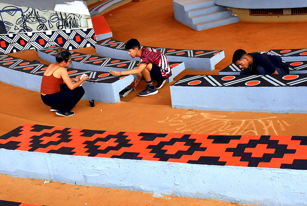 Pinturas mostram um pouco da cultura indígena de cada uma das regiões do Brasil e da região dos Andes, no Chile Pinturas mostram um pouco da cultura indígena de cada uma das regiões do Brasil e da região dos Andes, no Chile