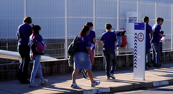 Operários na saída de empresa de tecnologia em Campinas; Rede pretende olhar atento à saúde mental do trabalhador Operários na saída de empresa de tecnologia em Campinas; Rede pretende olhar atento à saúde mental do trabalhador