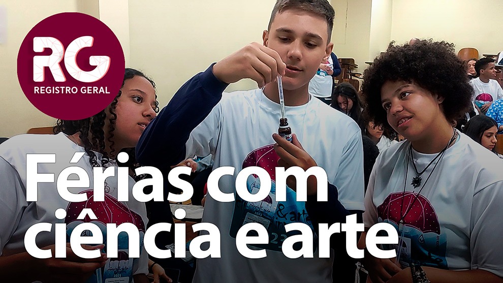 imagens de 3 estudantes fazendo um experimento com legenda - férias com ciência e arte