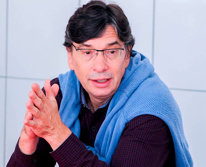 Márcio Pochmann vai substituir Cimar Azeredo, funcionário de carreira e ex-diretor de Pesquisa do Instituto, que presidia o órgão de forma interina desde o dia 3 de janeiro Márcio Pochmann vai substituir Cimar Azeredo, funcionário de carreira e ex-diretor de Pesquisa do Instituto, que presidia o órgão de forma interina desde o dia 3 de janeiro