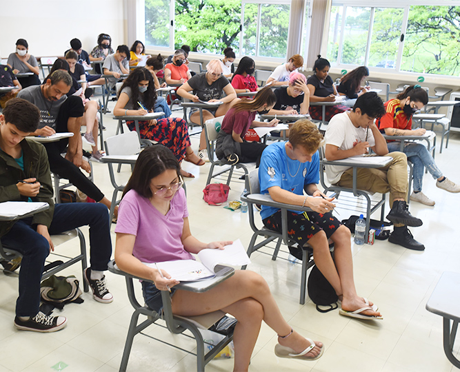 Das 3.340 vagas regulares para o ingresso na Universidade, o Vestibular 2024 oferece 2.540 vagas, distribuídas em 69 opções de cursos Das 3.340 vagas regulares para o ingresso na Universidade, o Vestibular 2024 oferece 2.540 vagas, distribuídas em 69 opções de cursos