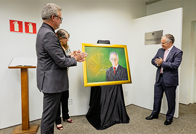 Pintada em óleo sobre tela, a imagem de Knobel foi colocada ao lado de outros 11 professores que ocuparam o cargo de reitor nas quase seis décadas de existência da Unicamp Pintada em óleo sobre tela, a imagem de Knobel foi colocada ao lado de outros 11 professores que ocuparam o cargo de reitor nas quase seis décadas de existência da Unicamp