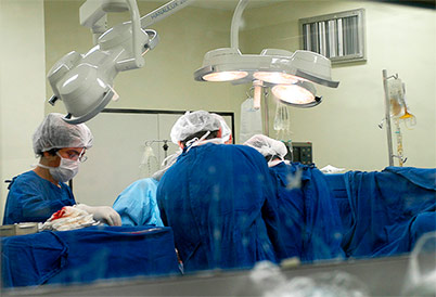 Equipe durante transplante hepático no HC; a oficina busca estimular discussões coletivas sobre a regionalização, com o objetivo de estabelecer vias para uma melhor coordenação, entre os municípios e o governo estadual Equipe durante transplante hepático no HC; a oficina busca estimular discussões coletivas sobre a regionalização, com o objetivo de estabelecer vias para uma melhor coordenação, entre os municípios e o governo estadual