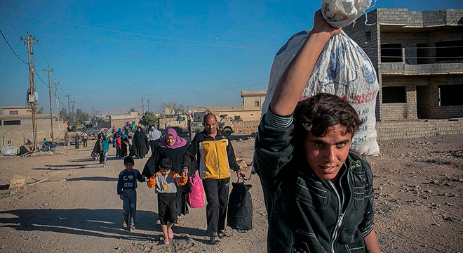 Civis carregam pertences e fogem de conflito em Mossul (IIraque, 2016); a exposição e demais atividades ocuparão a Universidade durante os próximos dois meses Civis carregam pertences e fogem de conflito em Mossul (IIraque, 2016); a exposição e demais atividades ocuparão a Universidade durante os próximos dois meses