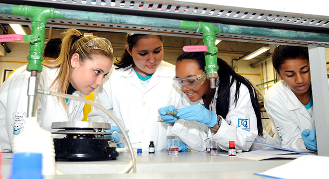 Estudantes de Ensino Médio durante atividade do programa Ciência e Arte nas Férias em laboratório da Unicamp