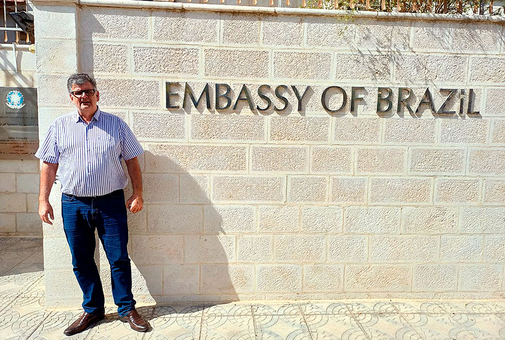 O professor Francisco Ladeira em frente a embaixada do Brasil em Amã, Jordânia (foto: arquivo pessoal) O professor Francisco Ladeira em frente a embaixada do Brasil em Amã, Jordânia (foto: arquivo pessoal)