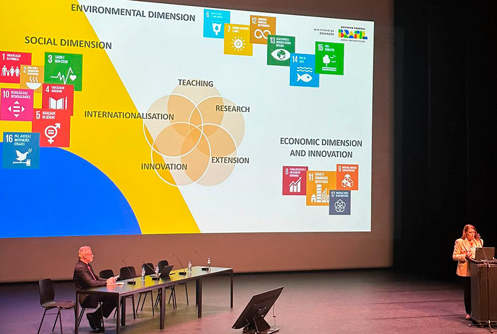 Palestra de Tânia Mara Francisco, representante da Secretaria de Ensino Superior do Ministério da Educação, sobre o tema “A Contribuição das Universidades para a Realização dos Objetivos do Desenvolvimento Sustentável”. O reitor Antonio José de Almeida Meirelles coordenou esta sessão Palestra de Tânia Mara Francisco, representante da Secretaria de Ensino Superior do Ministério da Educação, sobre o tema “A Contribuição das Universidades para a Realização dos Objetivos do Desenvolvimento Sustentável”. O reitor Antonio José de Almeida Meirelles coordenou esta sessão