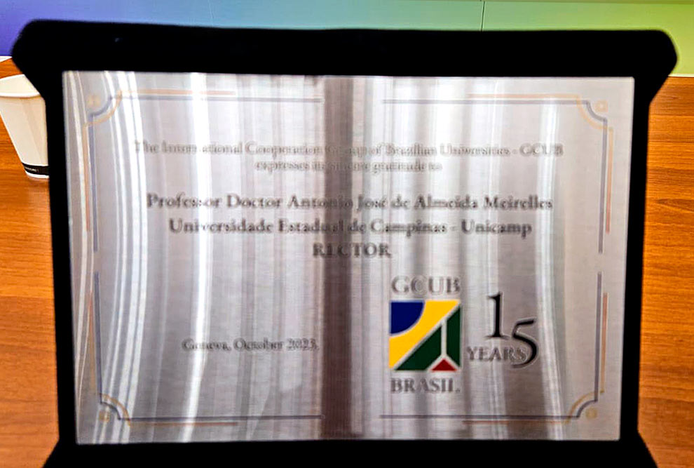 Placas de agradecimento dadas a todos os membros da diretoria do GCUB. O reitor Antonio José de Almeida Meirelles é o 3º vice-presidente do grupo. Placas de agradecimento dadas a todos os membros da diretoria do GCUB. O reitor Antonio José de Almeida Meirelles é o 3º vice-presidente do grupo.