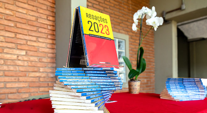 Exemplares do livro Redações 2023: novo formato e referência para futuros candidatos Exemplares do livro Redações 2023: novo formato e referência para futuros candidatos