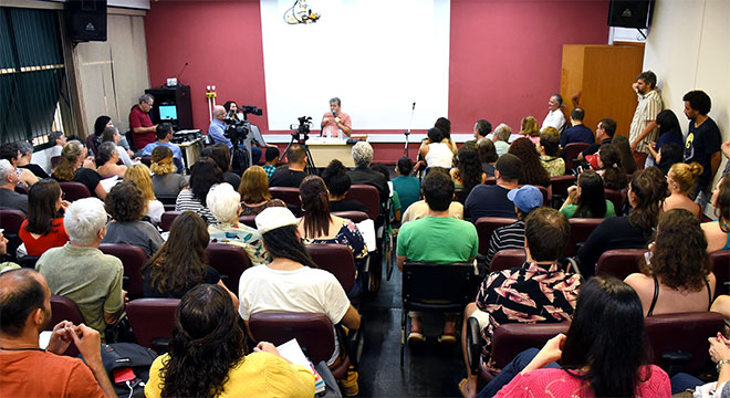 Marcelo Rubens Paiva foi calorosamente recebido pelo público presente, composto de alunos, professores e pessoas de fora da Universidade Marcelo Rubens Paiva foi calorosamente recebido pelo público presente, composto de alunos, professores e pessoas de fora da Universidade