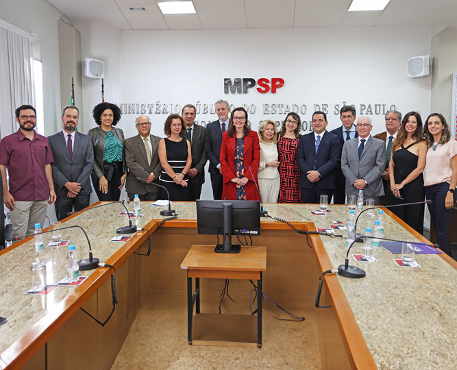 Assinatura do convênio na sede do MP, em São Paulo; representantes do Ministério Público, da Unicamp, USP, Unesp e Fapesp  (Foto: Divulgação MP)
