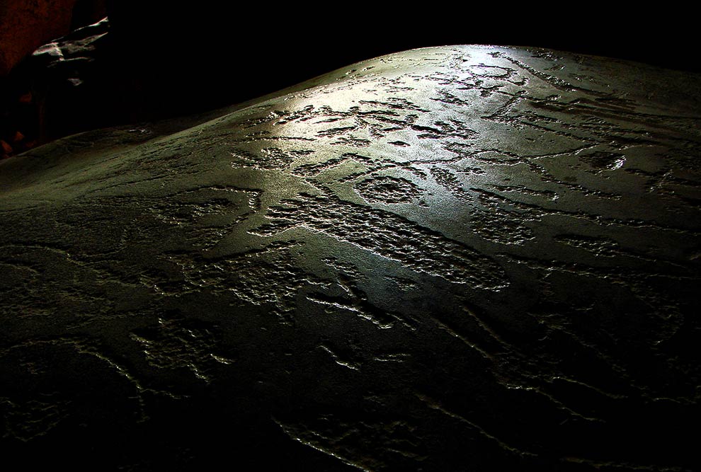 As inscrições em rochas revelam as marcas deixadas por essas comunidades ancestrais e pelas sucessivas culturas pré-históricas ao longo do tempo