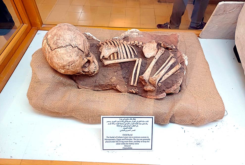 Criança enterrada dentro de um um vaso de argila; tradição na Mesopotâmia e Egito (Museu de Arqueologia da Jordânia)