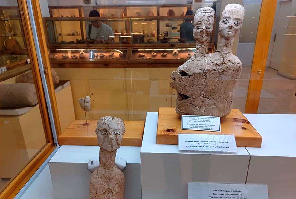 Uma das primeiras estátuas que representam formas humanas do mundo; possuem cerca de 7000 anos (Museu de Arqueologia da Jordânia)