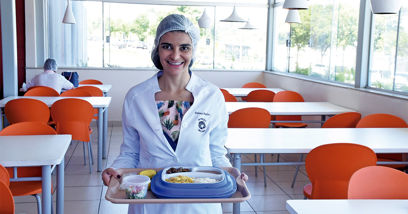 Janieli Galdino Sousa, funcionária do setor de Nutrição do Caism, com refeição destinada a uma gestante