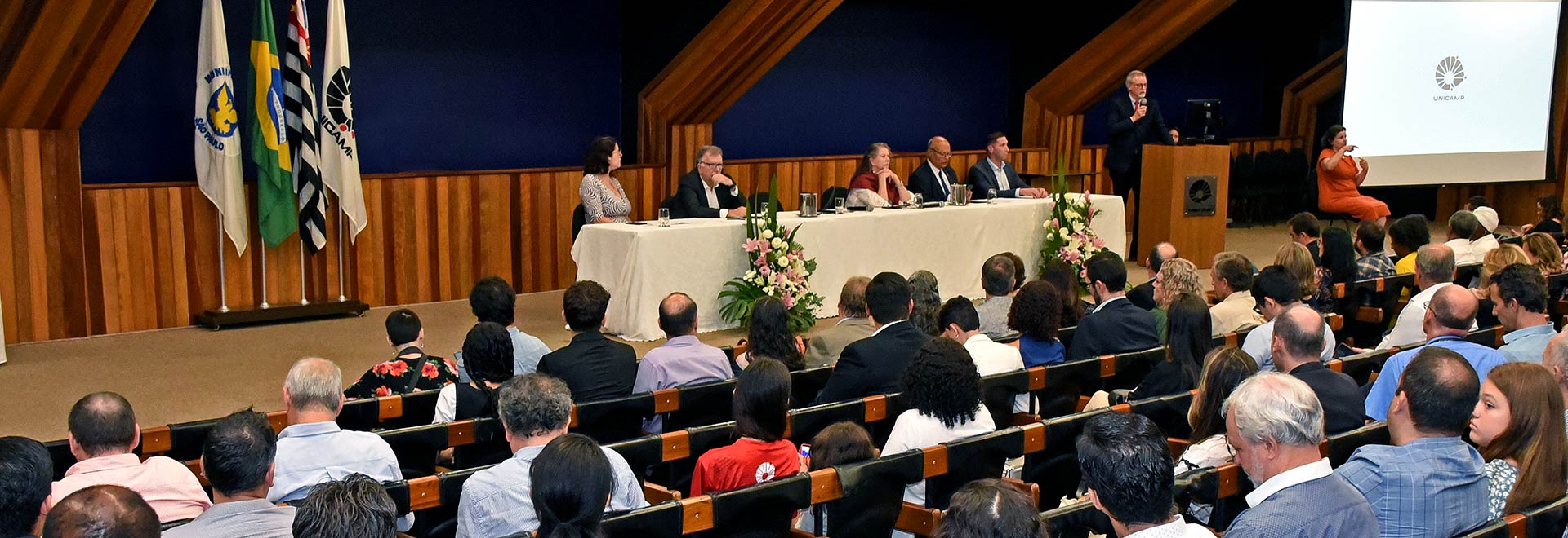 Reitor Antonio Meirelles presidiu a cerimônia de entrega dos prêmios, que contou também com a presença da coordenadora-geral da Universidade, Maria Luiza Moretti Reitor Antonio Meirelles presidiu a cerimônia de entrega dos prêmios, que contou também com a presença da coordenadora-geral da Universidade, Maria Luiza Moretti