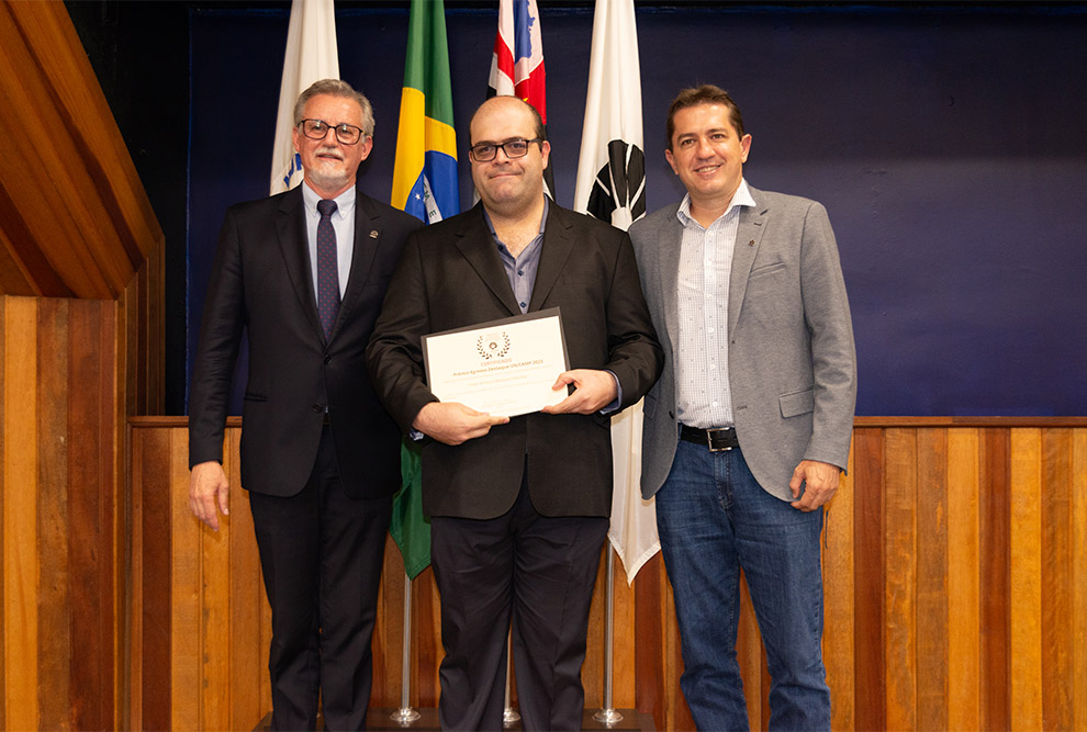O reitor Antonio Meirelles e o professor Cristiano Torezzan, responsável pela criação do prêmio, entregaram em mãos os certificados O reitor Antonio Meirelles e o professor Cristiano Torezzan, responsável pela criação do prêmio, entregaram em mãos os certificados