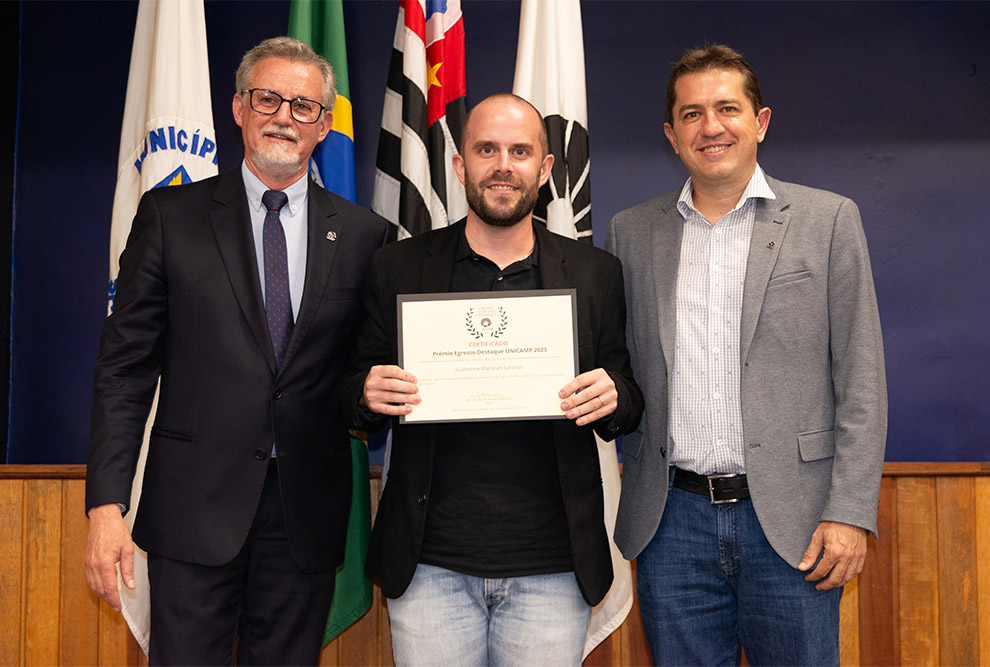 O reitor Antonio Meirelles e o professor Cristiano Torezzan, responsável pela criação do prêmio, entregaram em mãos os certificados O reitor Antonio Meirelles e o professor Cristiano Torezzan, responsável pela criação do prêmio, entregaram em mãos os certificados