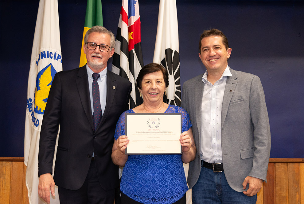O reitor Antonio Meirelles e o professor Cristiano Torezzan, responsável pela criação do prêmio, entregaram em mãos os certificados O reitor Antonio Meirelles e o professor Cristiano Torezzan, responsável pela criação do prêmio, entregaram em mãos os certificados