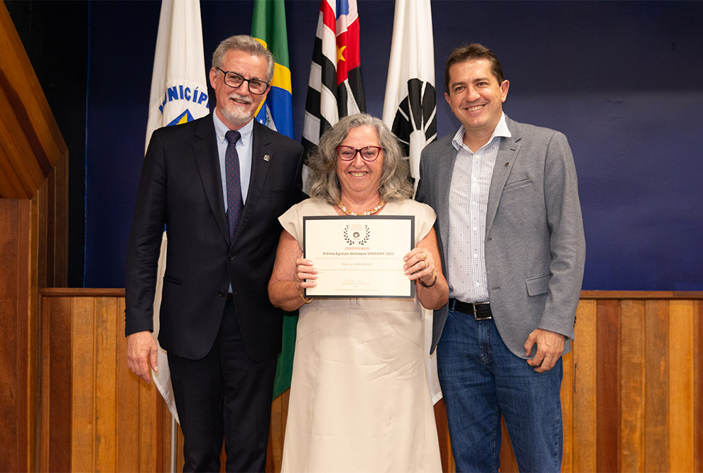 O reitor Antonio Meirelles e o professor Cristiano Torezzan, responsável pela criação do prêmio, entregaram em mãos os certificados O reitor Antonio Meirelles e o professor Cristiano Torezzan, responsável pela criação do prêmio, entregaram em mãos os certificados
