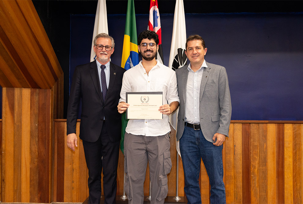 O reitor Antonio Meirelles e o professor Cristiano Torezzan, responsável pela criação do prêmio, entregaram em mãos os certificados O reitor Antonio Meirelles e o professor Cristiano Torezzan, responsável pela criação do prêmio, entregaram em mãos os certificados