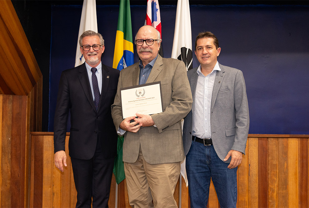 O reitor Antonio Meirelles e o professor Cristiano Torezzan, responsável pela criação do prêmio, entregaram em mãos os certificados O reitor Antonio Meirelles e o professor Cristiano Torezzan, responsável pela criação do prêmio, entregaram em mãos os certificados