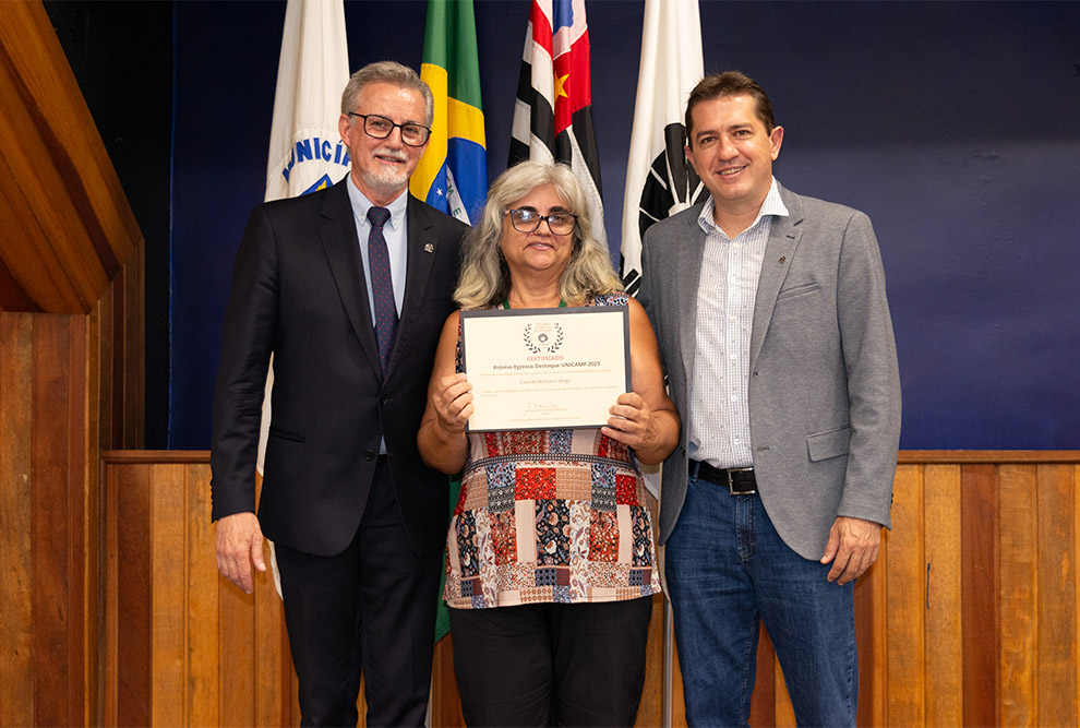 O reitor Antonio Meirelles e o professor Cristiano Torezzan, responsável pela criação do prêmio, entregaram em mãos os certificados O reitor Antonio Meirelles e o professor Cristiano Torezzan, responsável pela criação do prêmio, entregaram em mãos os certificados