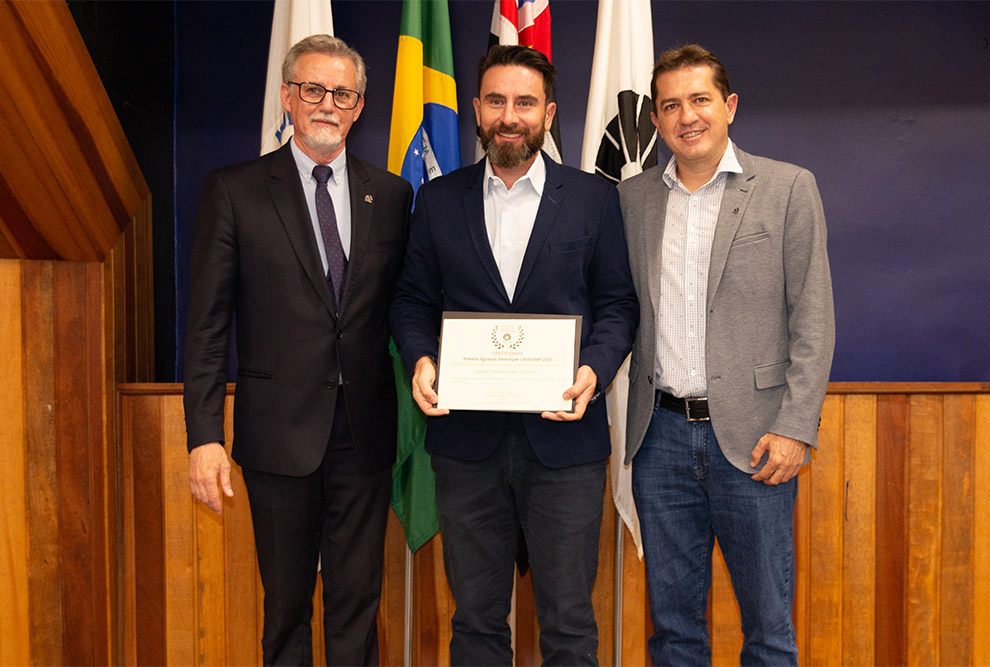 O reitor Antonio Meirelles e o professor Cristiano Torezzan, responsável pela criação do prêmio, entregaram em mãos os certificados O reitor Antonio Meirelles e o professor Cristiano Torezzan, responsável pela criação do prêmio, entregaram em mãos os certificados