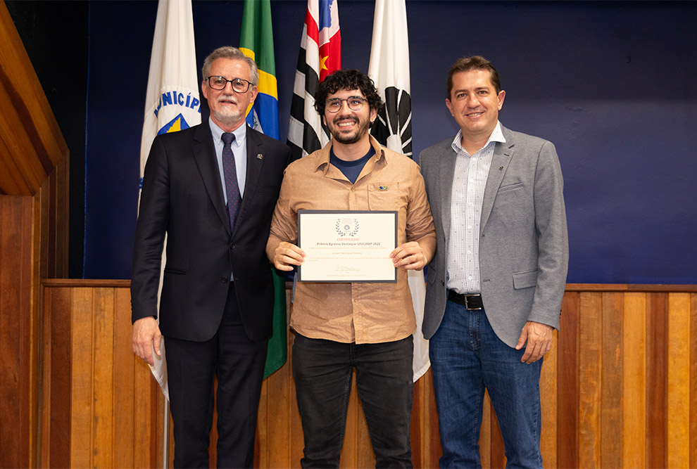 O reitor Antonio Meirelles e o professor Cristiano Torezzan, responsável pela criação do prêmio, entregaram em mãos os certificados O reitor Antonio Meirelles e o professor Cristiano Torezzan, responsável pela criação do prêmio, entregaram em mãos os certificados