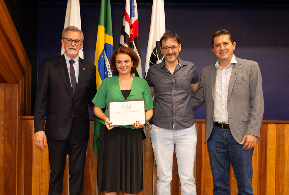 O reitor Antonio Meirelles e o professor Cristiano Torezzan, responsável pela criação do prêmio, entregaram em mãos os certificados O reitor Antonio Meirelles e o professor Cristiano Torezzan, responsável pela criação do prêmio, entregaram em mãos os certificados