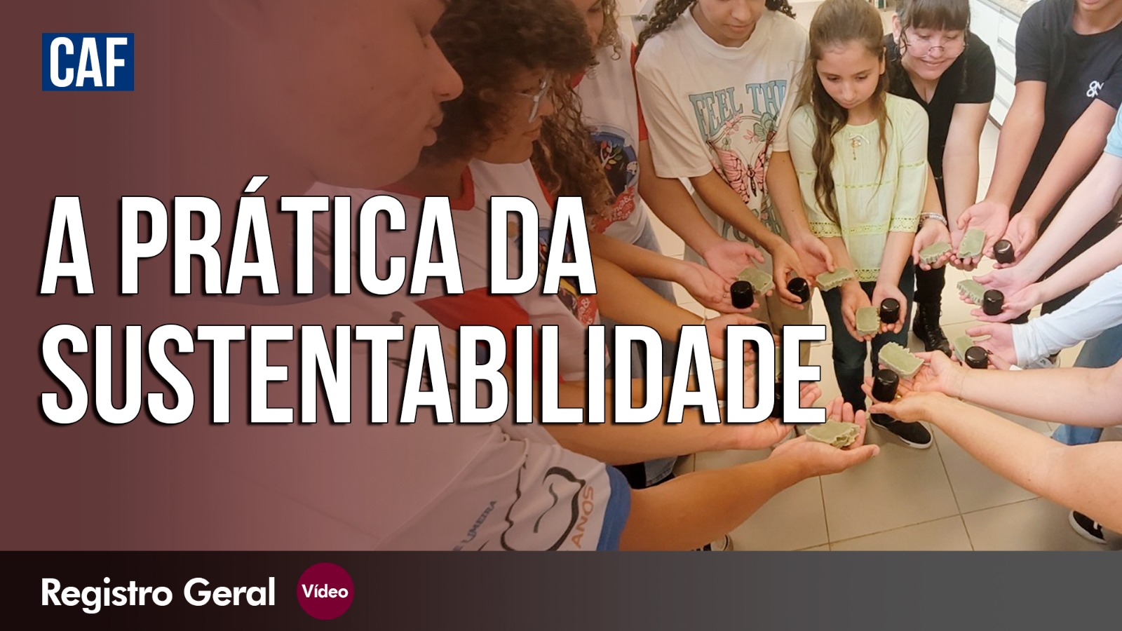 meia tela com legenda - a prática da sustentabilidade - e outra metade com imagem de alunos juntos fazendo sabonetes