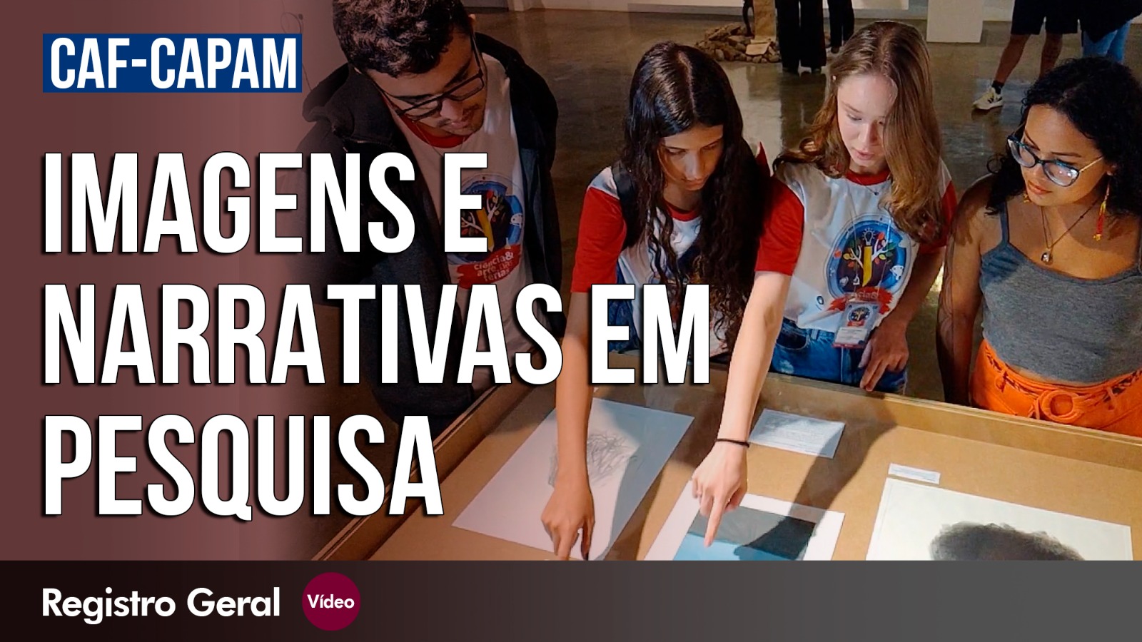metade da tela em fundo rosa com legenda - imagens e narrativas em pesquisa - outra metade com estudantes em galeria de arte apontando para imagens expostas