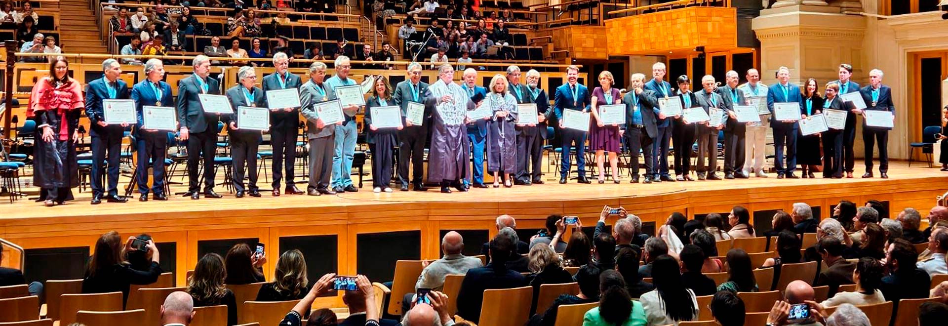 Entidades e pessoas ao receberem a Medalha Armando de Salles Oliveira (Foto: Cecília Bastos/ USP Imagens)