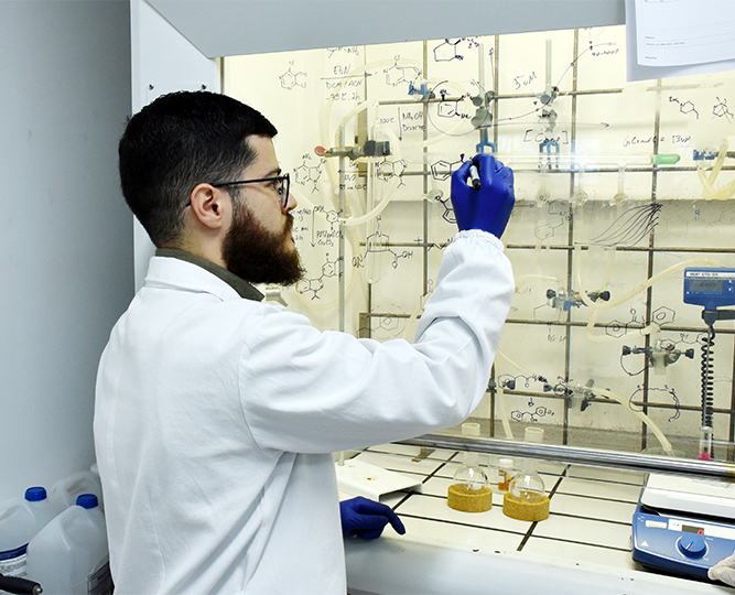 Um dos auores do trabalho e pós-doutorando, Micael Cunha: um pacote de ferramentas como ensaios, reagentes e novas moléculas inibitórias para estudar a proteína Um dos auores do trabalho e pós-doutorando, Micael Cunha: um pacote de ferramentas como ensaios, reagentes e novas moléculas inibitórias para estudar a proteína