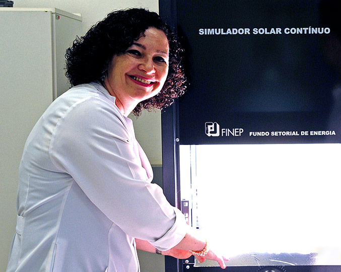 A professora Cláudia Longo coordenou o desenvolvimento de uma tecnologia que remove contaminantes da água, como resíduos de pesticidas e de medicamentos