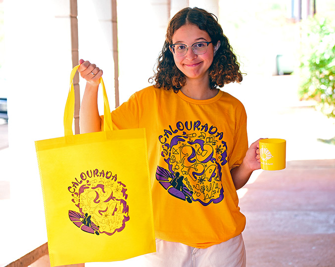 A Calourada 2024 começa com a distribuição do Kit Ingresso, composto por uma sacola reutilizável, camiseta, caneca e um vale-refeição para almoço ou jantar gratuito no Restaurante Universitário A Calourada 2024 começa com a distribuição do Kit Ingresso, composto por uma sacola reutilizável, camiseta, caneca e um vale-refeição para almoço ou jantar gratuito no Restaurante Universitário
