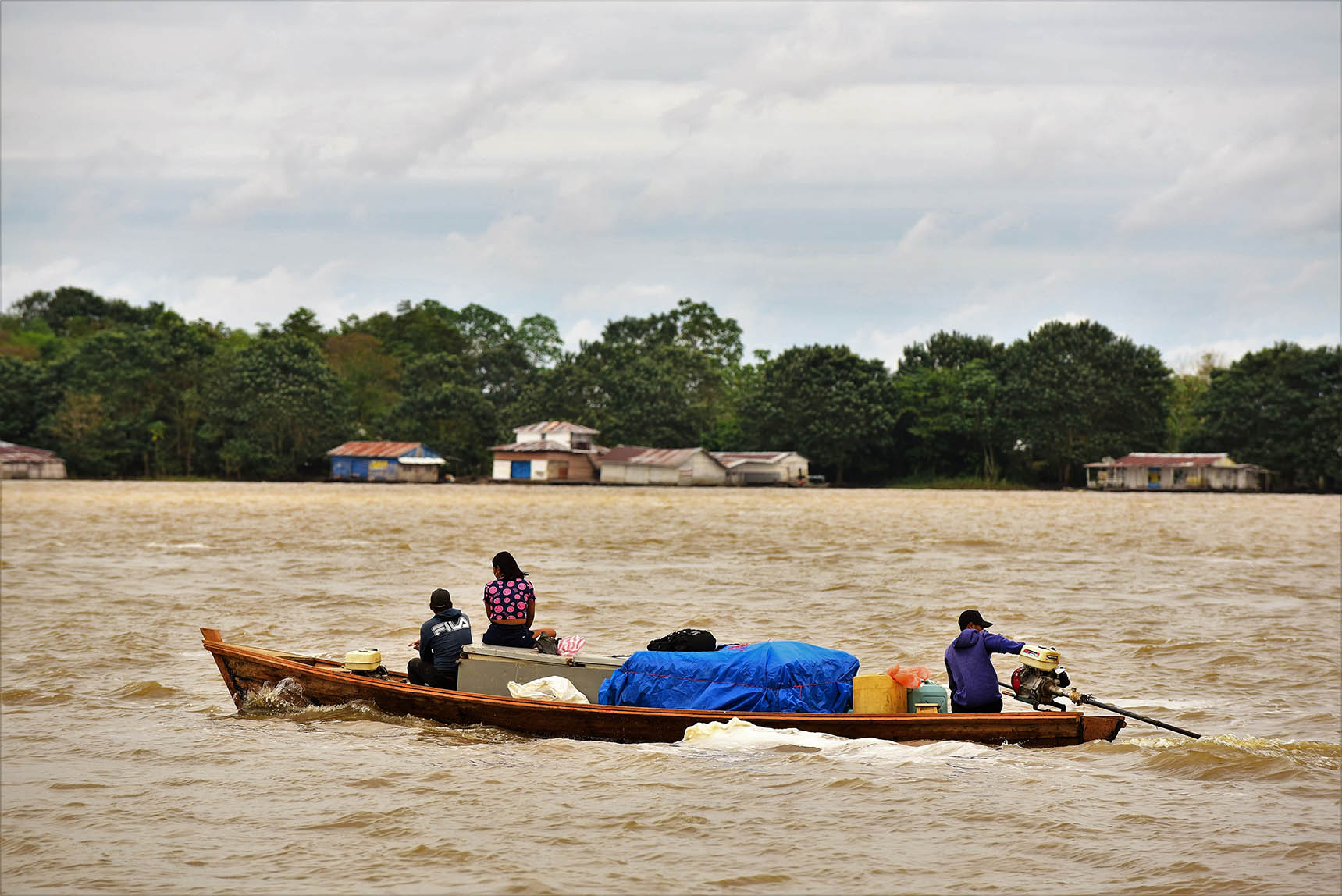 Travessia em embarcação de moradores do município de Benjamin Constant (AM) Audiodescrição: Imagem 3 de 41.