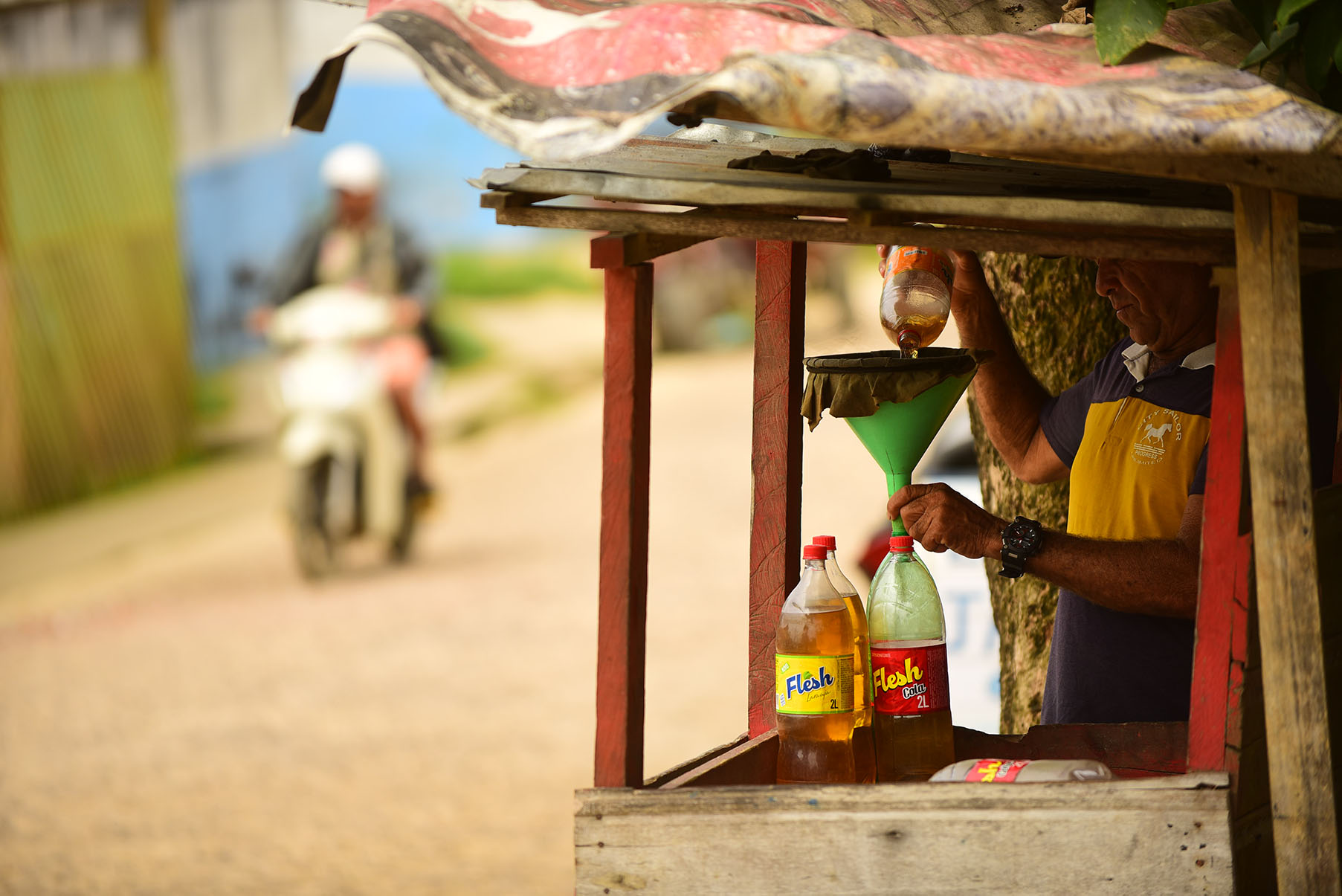 Comércio de gasolina em Atalaia do Norte (AM) Audiodescrição: Imagem 5 de 41.