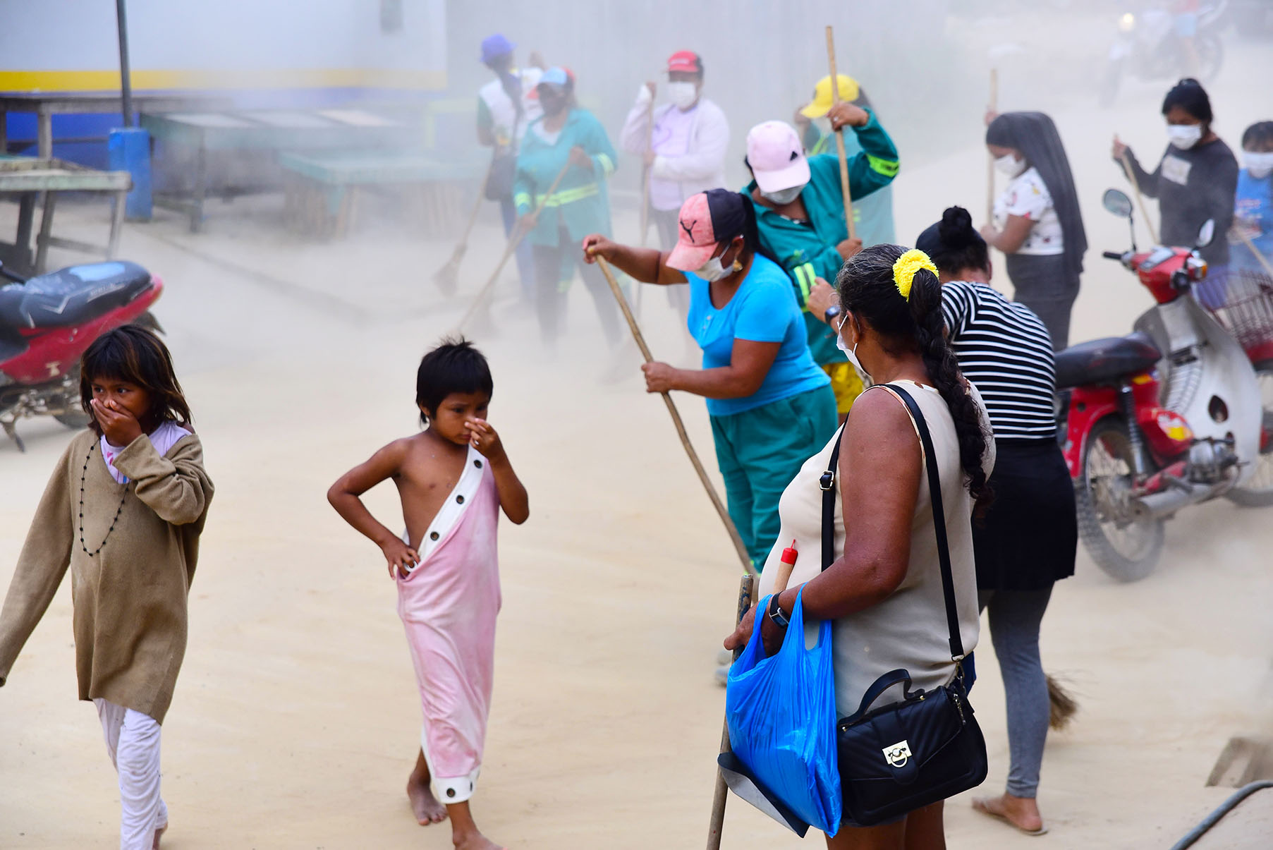 Varredeiras em ação no município de Atalaia do Norte (AM) Audiodescrição: Imagem 13 de 41.