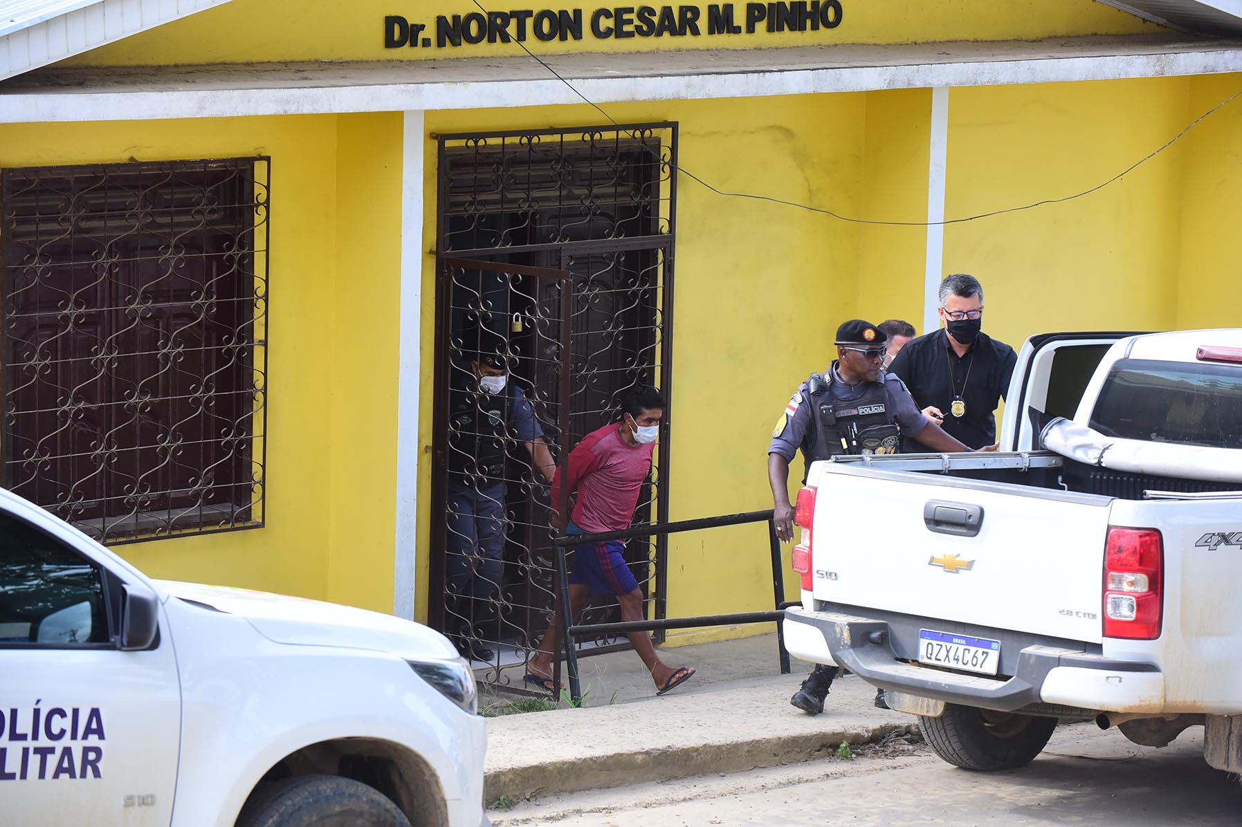 Oseney da Costa Oliveira é conduzido em viatura no Fórum de Justiça do município de Atalaia do Norte (AM) Audiodescrição: Imagem 21 de 41.